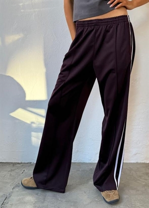 Mia track buks Bordeaux/White Boii Studios 